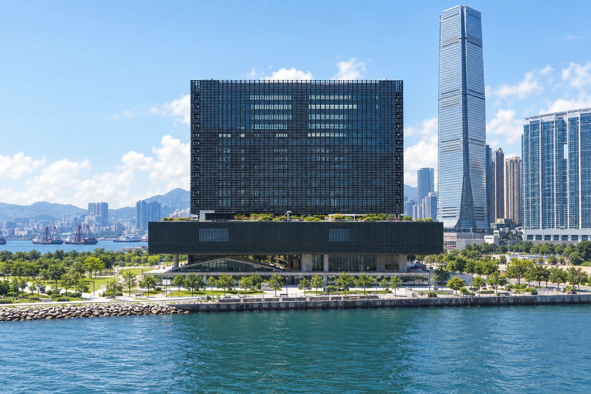 从维多利亚港正面观看西九文化区M+主楼,薄板式塔楼、悬挑平台和临海路径完整可辨;AI建筑演绎