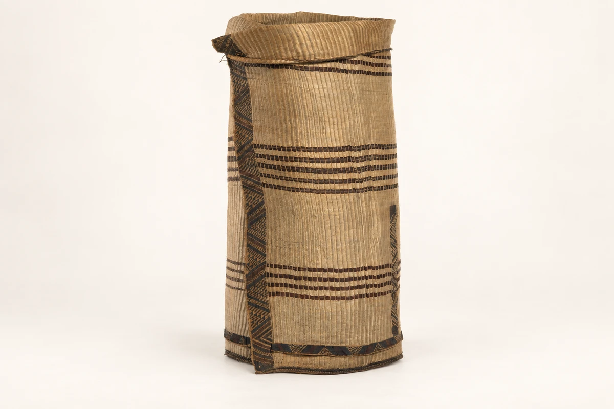 Kaitaka huaki paepaeroa (cloak with double tāniko borders)，依据具体馆藏参考的AI视觉演绎