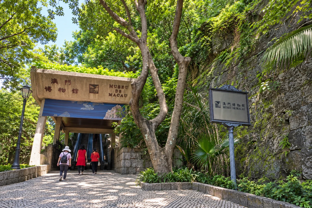 澳门博物馆大炮台城墙旁下层入口与树荫，AI建筑演绎
