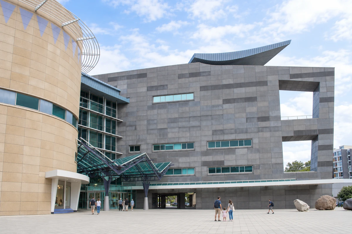 Te Papa 主馆前场的同行者，依据真实空间参考的AI人文演绎