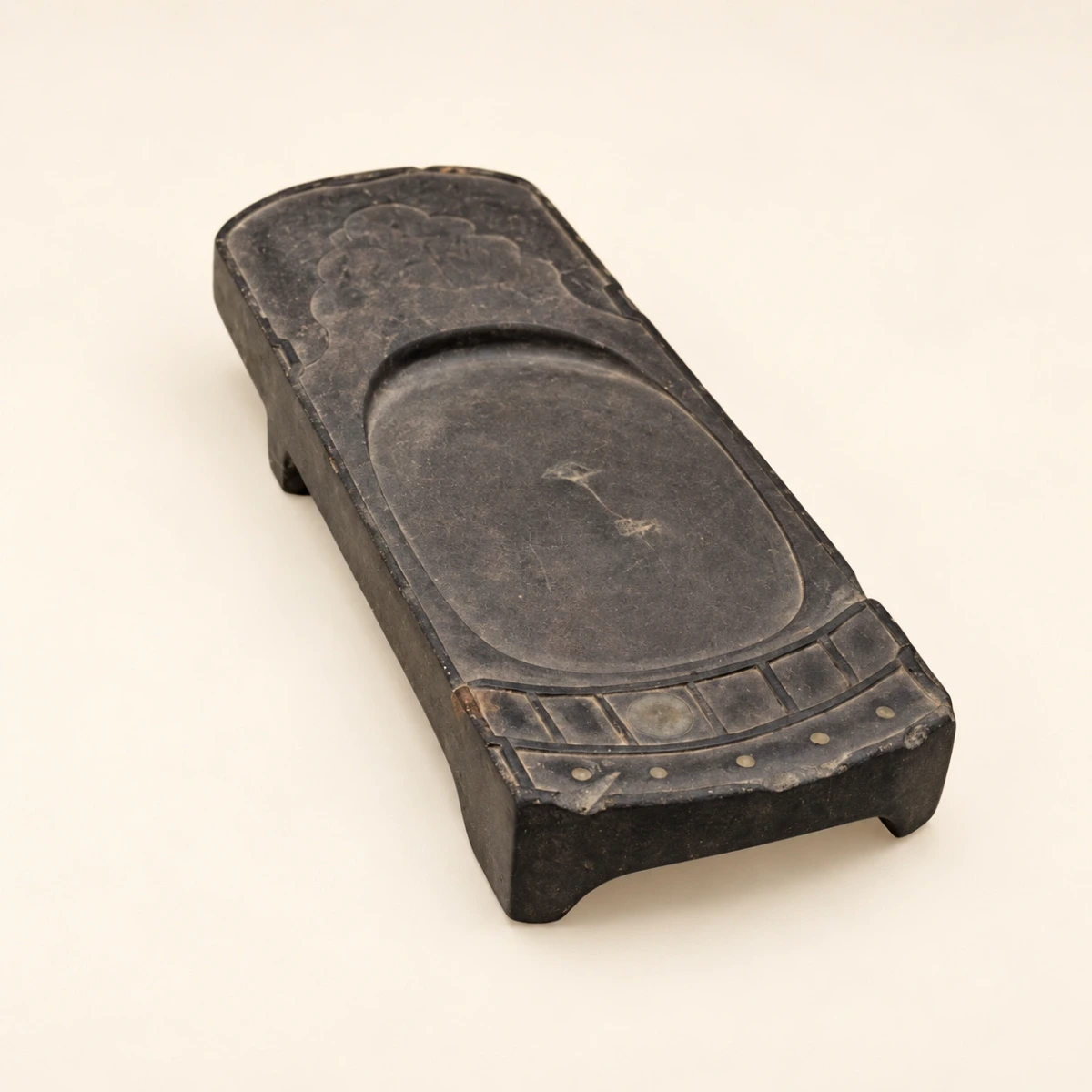 广东省博物馆藏宋代端石琴式砚，长条形砚身如琴。（GPT Image AI策展编辑影像）