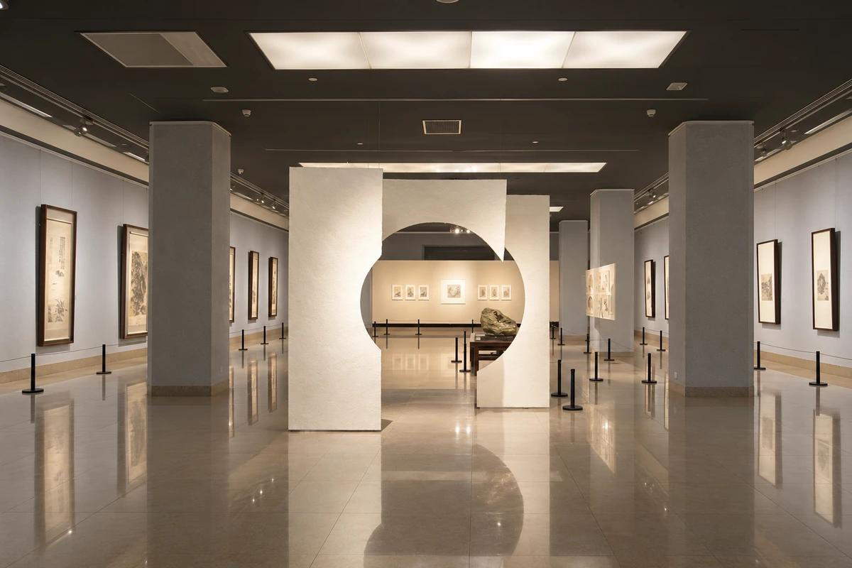 依据中国美术馆2016年圆门展厅照片制作的策展摄影，层叠圆形开口与两侧展墙沿中轴展开。