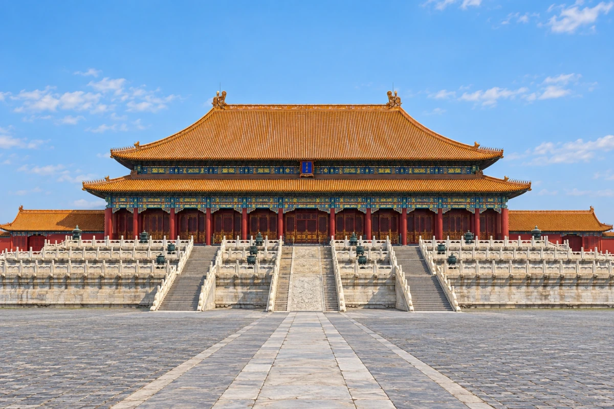 AI视觉演绎:故宫博物院太和殿正面全景,完整金色重檐、朱红柱廊与汉白玉台基。