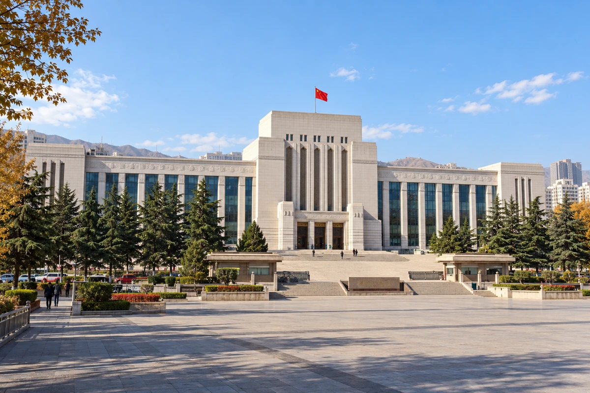 兰州秋日的干净光线强调中央主楼、两翼竖向构件与常绿树之间的秩序；季节为 AI 视觉演绎。