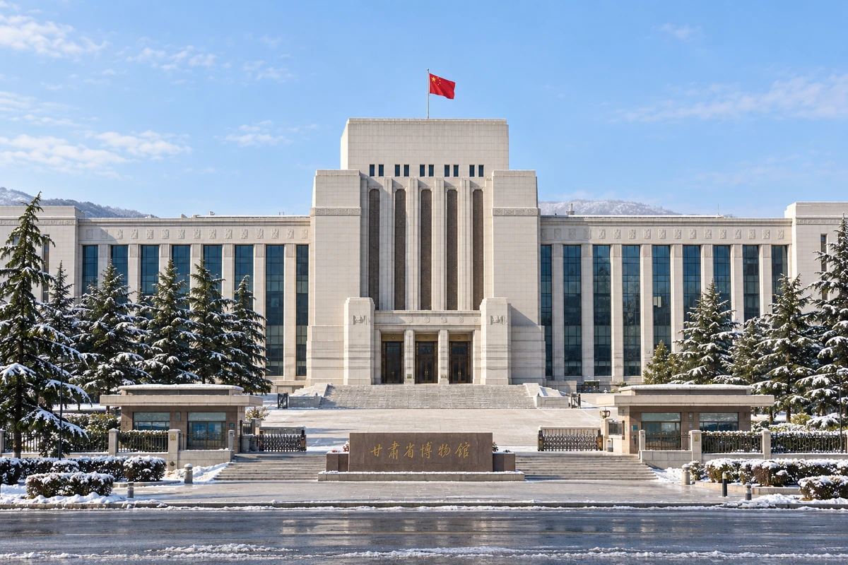 薄雪与寒冷晨光衬托中央主楼和两翼的浅色轮廓；雪景和光线为 AI 视觉演绎。