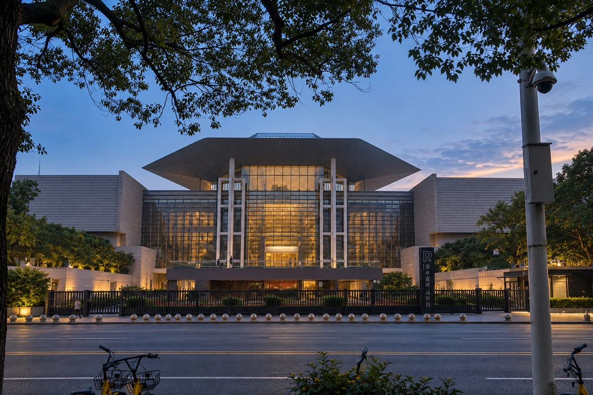 AI 视觉演绎：暮光勾勒折面。银灰屋顶在蓝调天空下呈现折线，入口暖光回应静谧前庭。季节与光线为 AI 视觉演绎。