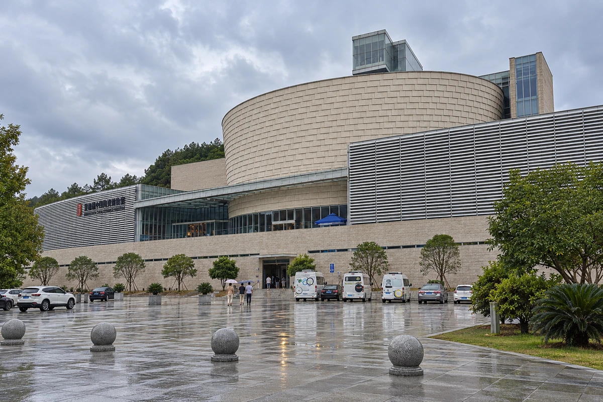 雨后近看水平百叶、石色圆形墙面与入口铺地，材质差别更加鲜明；光线为 AI 视觉演绎。