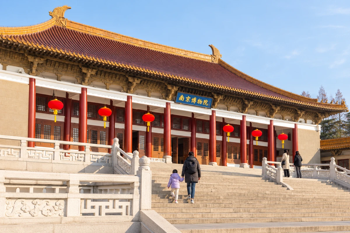 AI 视觉演绎：红柱前的相伴。同行者走近历史馆台阶与朱红柱廊，屋檐、栏杆与人物形成温暖的人文尺度。人物与光线为 AI 视觉演绎。
