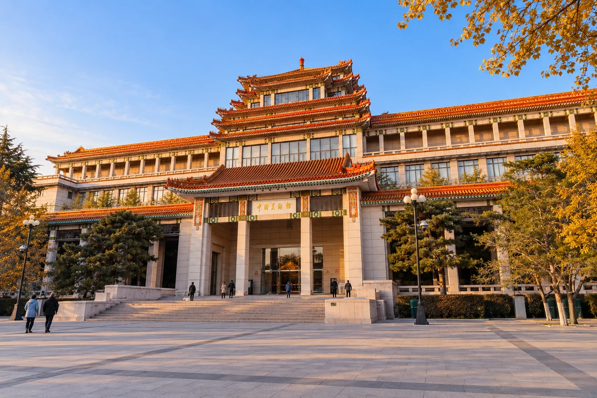 AI 视觉演绎：秋日金檐。暖色秋光照亮美术馆的重檐与浅色立面，层次清晰而沉静。季节与光线为 AI 视觉演绎。