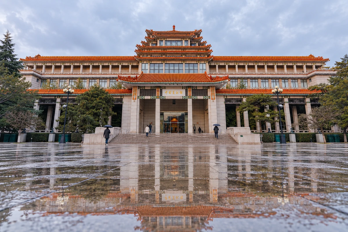 AI 视觉演绎：雨后长廊与天光。雨后广场与浅色长廊承接天光，重檐楼阁显出细腻层次。季节与光线为 AI 视觉演绎。
