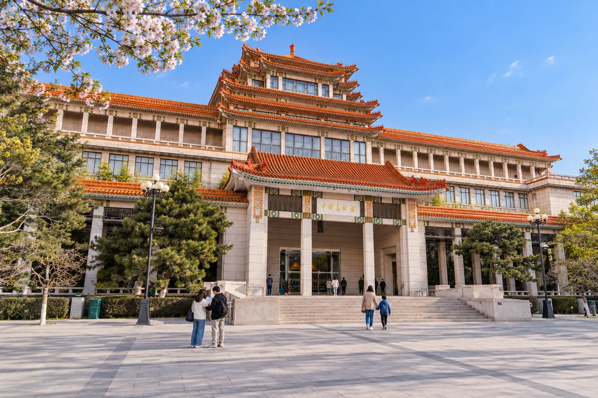 AI 视觉演绎：长廊前的相伴。参观者在美术馆门前结伴与停留，楼阁和长廊显出人与艺术空间的联系。人物、季节与光线为 AI 视觉演绎。