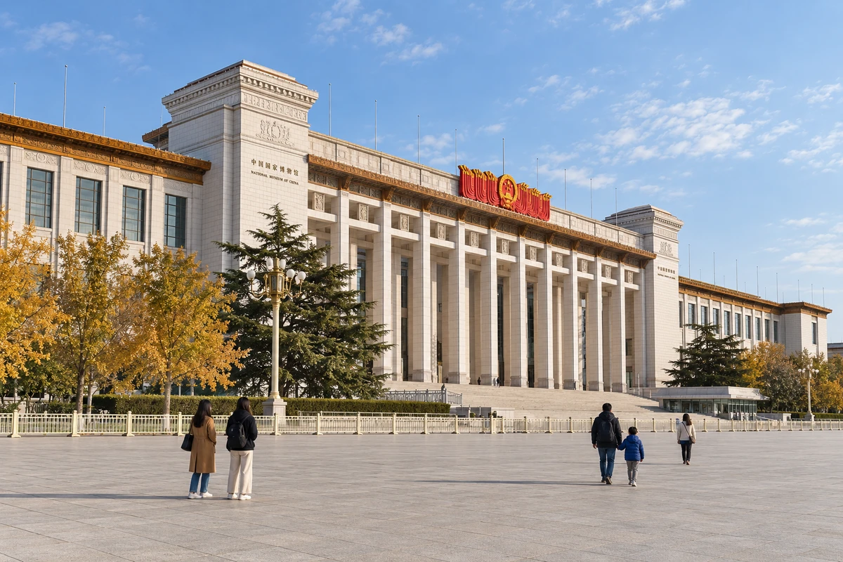 AI 视觉演绎：列柱前的停留。少量参观者在西立面前停留与同行，列柱和广场呈现开阔的人文尺度。人物与光线为 AI 视觉演绎。