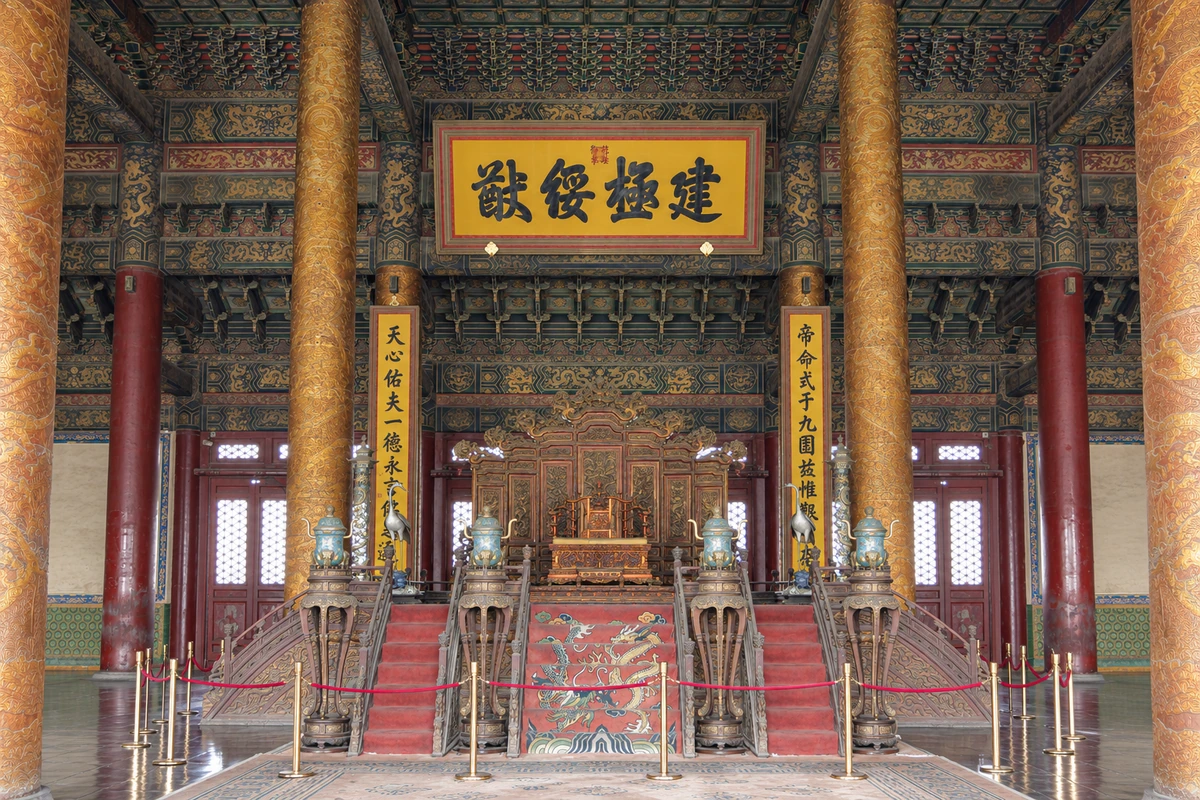 AI 视觉演绎：太和殿内的金柱与宝座。金色龙柱与青绿彩绘围合太和殿宝座，殿内层叠的梁架呈现另一种宫城尺度。以真实内景为依据，光影与质感由 AI 演绎。