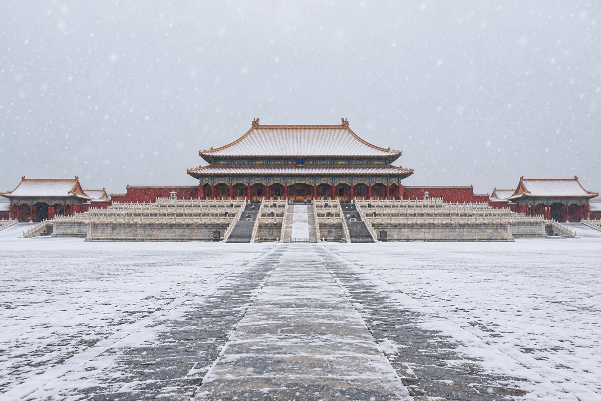 AI 视觉演绎：太和殿初雪。薄雪落在太和殿金瓦与汉白玉台基上，朱红柱廊在冷色晨光中更鲜明。冬季气氛为 AI 视觉演绎。