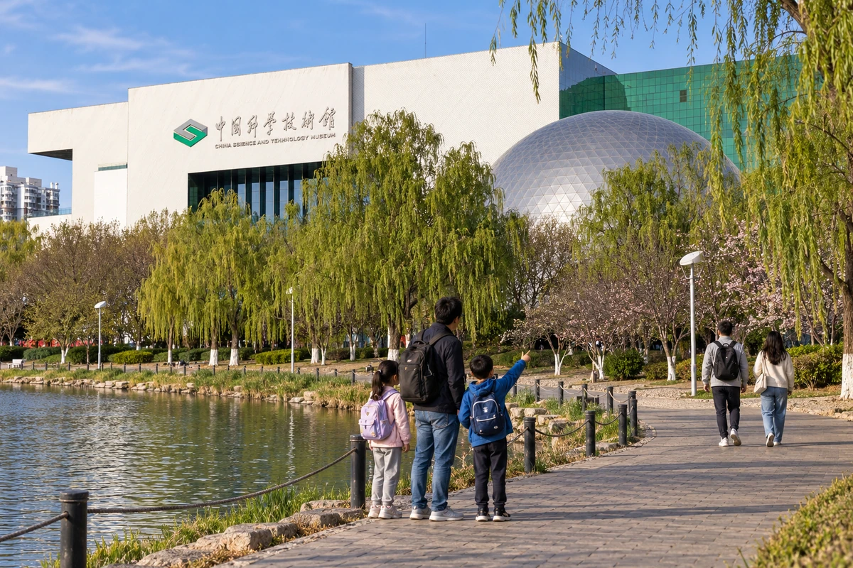 亲子访客在既有水岸步道停留，建筑的方体与银色半球回应人的尺度；人物、活动与光线均为 AI 视觉演绎。