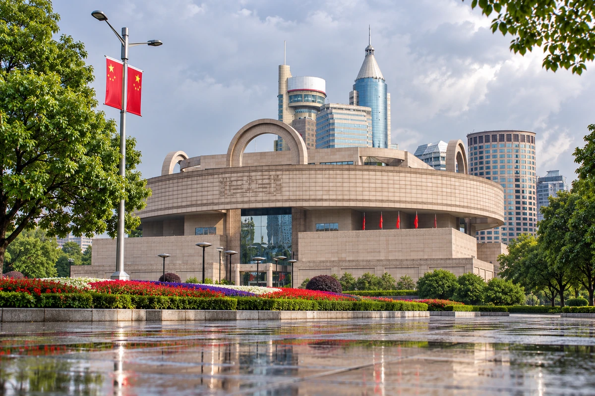 AI 视觉演绎：雨洗人民广场。雨后石材呈现细腻层次，广场微湿的铺装映出屋顶弧线。季节与光线为 AI 视觉演绎。