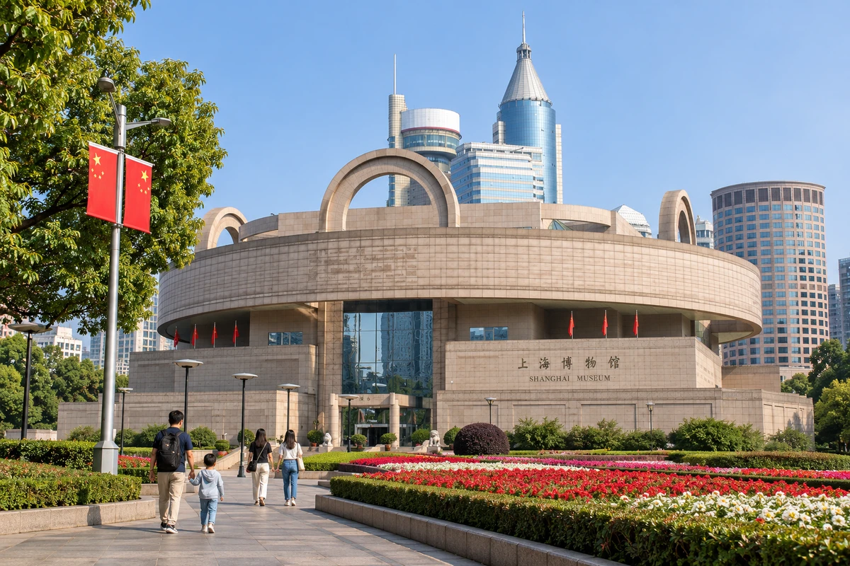 AI 视觉演绎：圆鼎门前的同行。亲子与同行者经过真实花坛和入口前庭，人物步伐映衬圆鼎馆舍的弧线。人物与光线为 AI 视觉演绎。