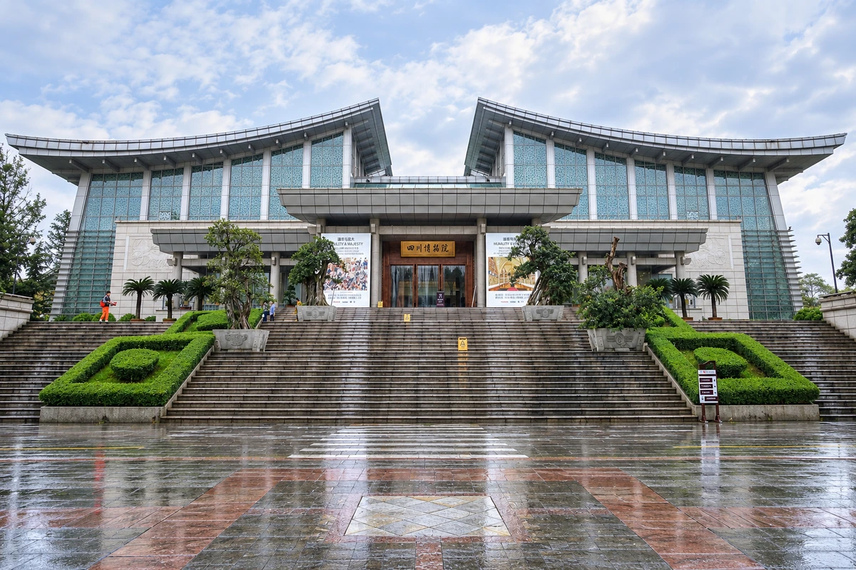 雨后从较低视角观看石阶、屋檐与玻璃纹样，反光揭示材质的差别；光线为 AI 视觉演绎。