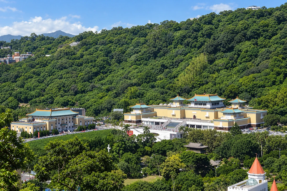 春日山林环抱外双溪北院，青绿屋顶与浅色墙面层次分明；季节和光线为 AI 视觉演绎。