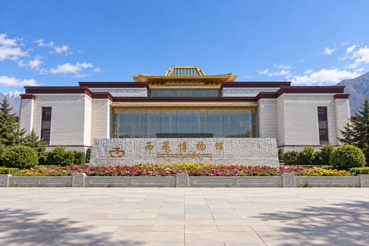 西藏博物馆:2022年扩建后的藏式馆舍正面全景,策展生成影像