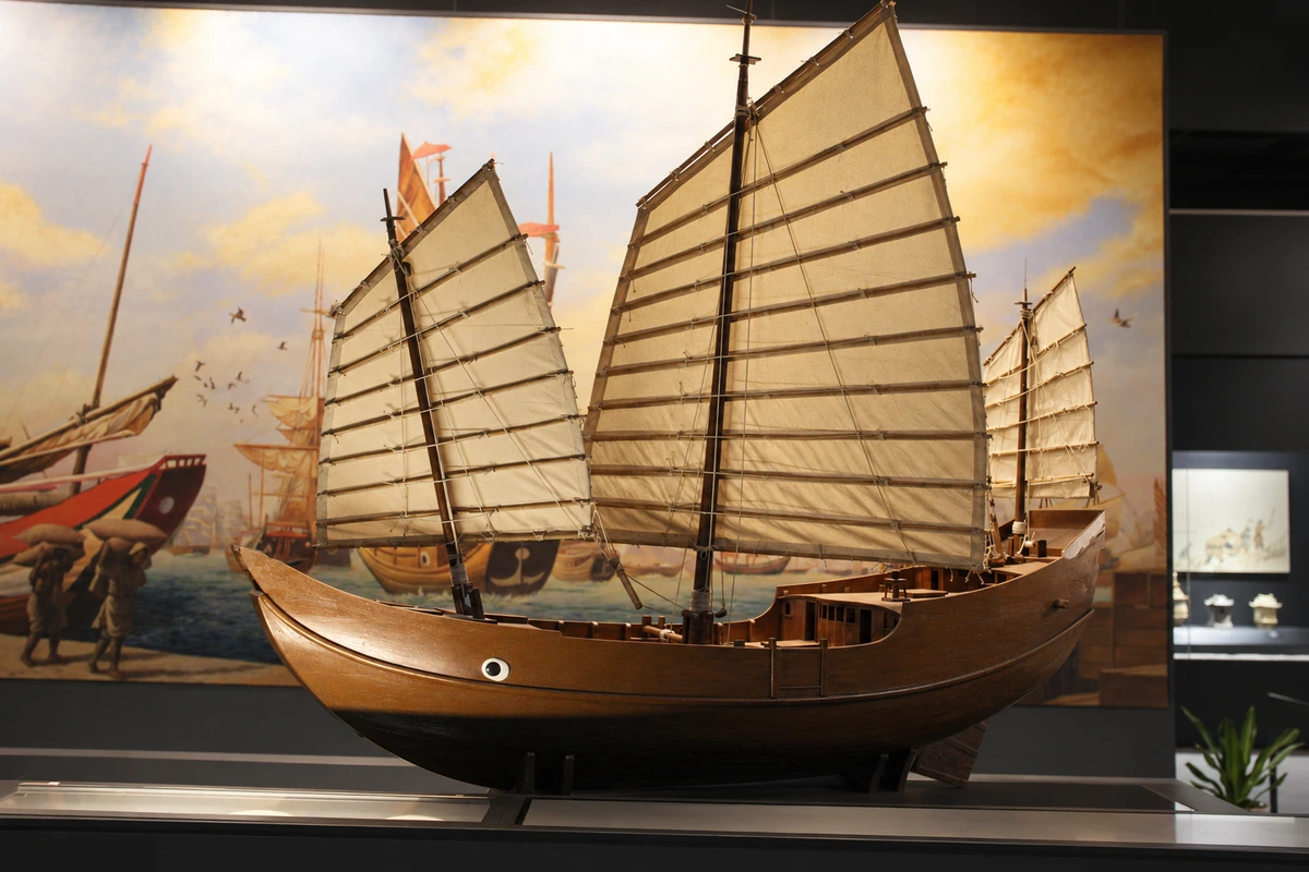 海贸帆船模型：分段帆、桅杆与船体把海贸航行转化为立体展示，观众能够比较帆面与船身的尺度。