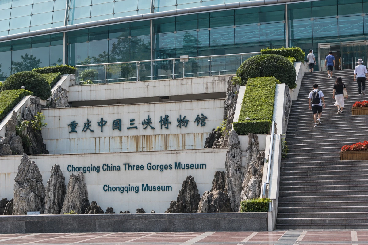 台阶与岩石的前景：正面台阶与参考中可见的石景在近景中呈现，玻璃馆舍保持原有曲线，前场不添加未知陈设。