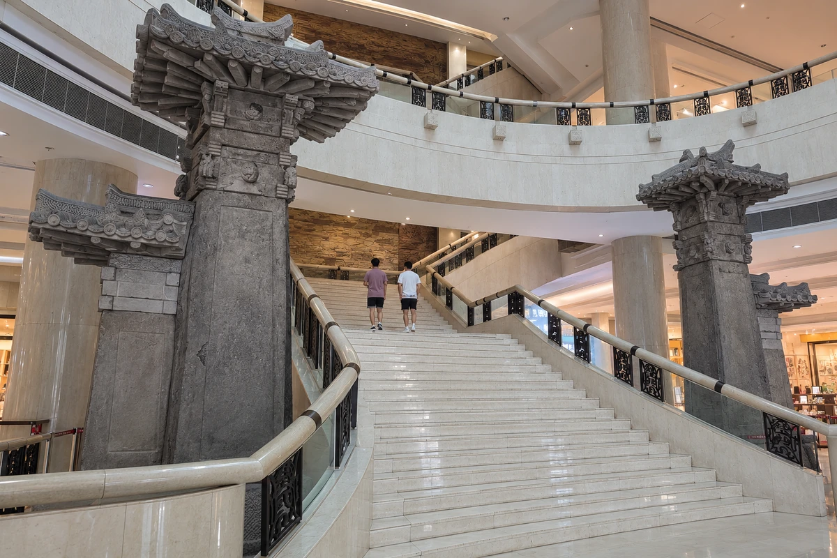 石阙之间的中庭：乌杨石阙历史展陈中的中庭与楼梯保留真实空间布局，图像不用于说明今天的展厅位置。
