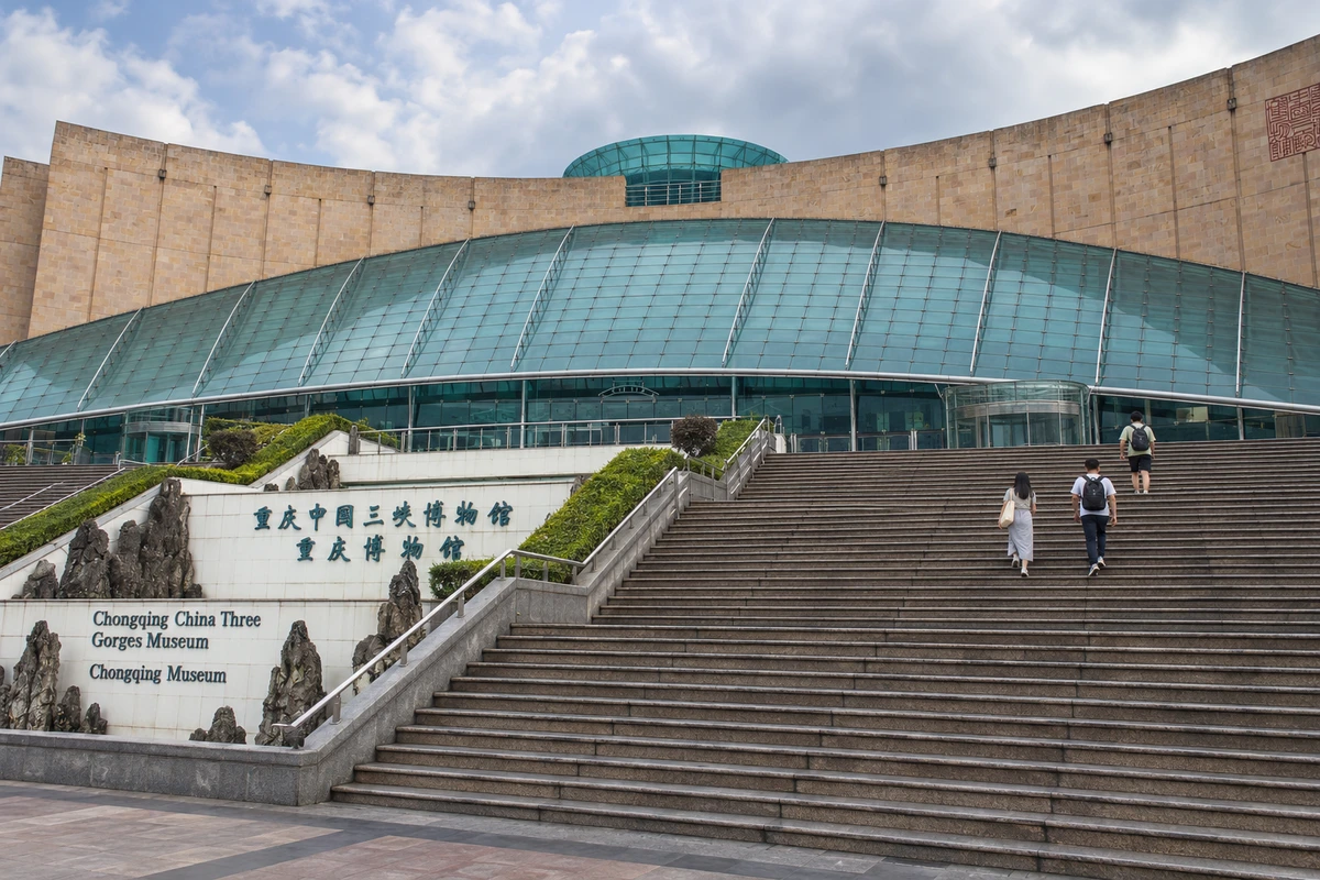 沿台阶走近三峡：参观者沿实际公共台阶走向馆舍，曲面玻璃与浅色石墙形成人的尺度，活动为AI演绎。