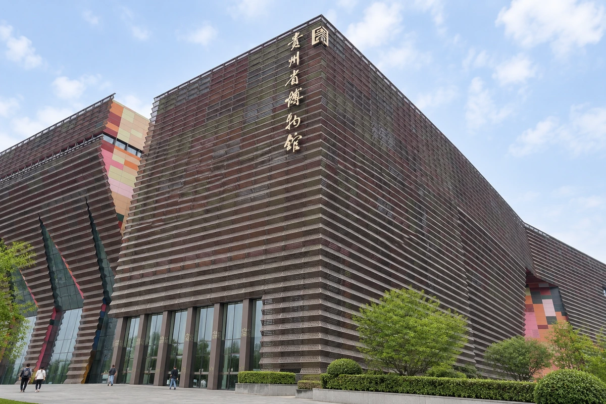 百叶与色块的转角：褐色百叶与彩色面板在真实转角处相接，近景强调可见的材质与层次，不为其附会象征含义。