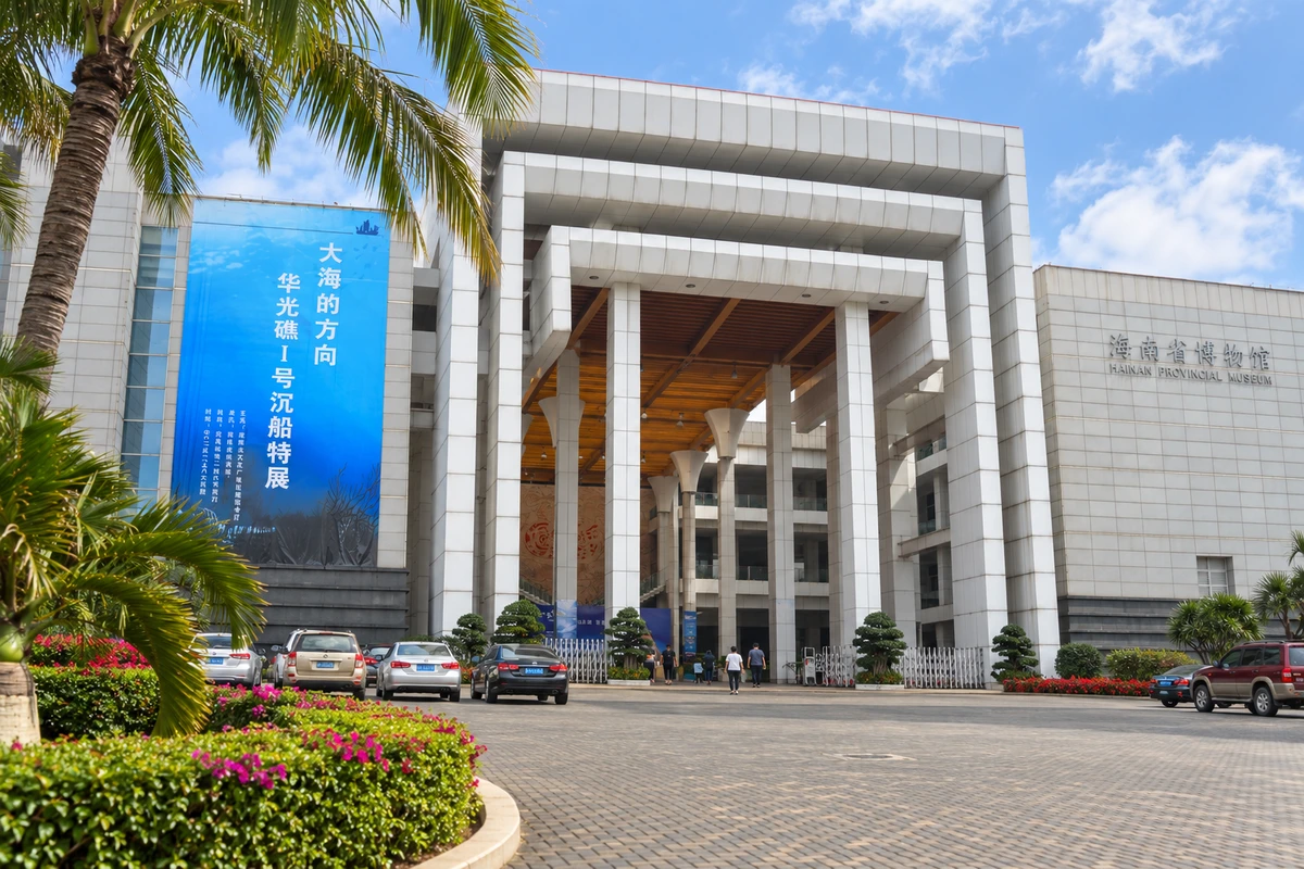 廊架与热带绿植：一期馆舍的白色廊架、玻璃入口与热带绿植保持参考中的关系，不混作二期建筑。