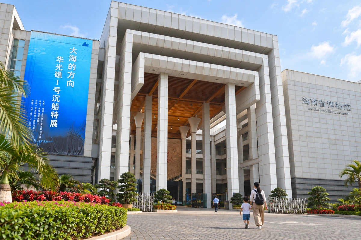 国兴大道馆前同行：少量亲子参观者在一期馆前可通行区域自然同行，人与热带馆舍的关系为策展演绎。