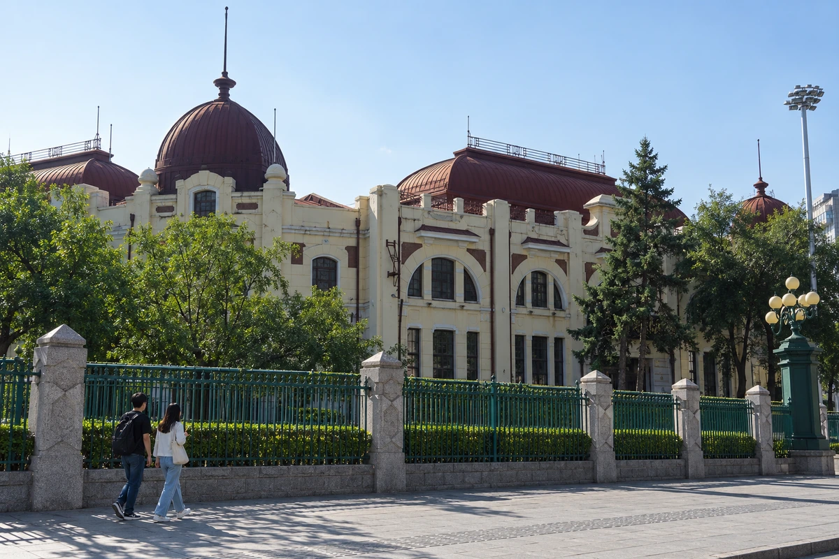 街角前的停留：少量行人在馆舍外实际人行道停留，历史建筑与街道生活形成尺度对照，人物为AI演绎。