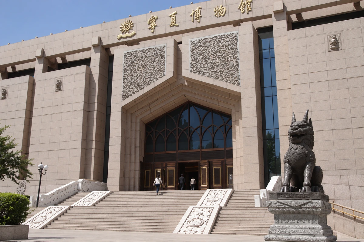尖拱与石柱的近景：新馆正面尖拱、连续石柱与台阶在近景中形成节奏，观察不与承天寺早期馆址混用。