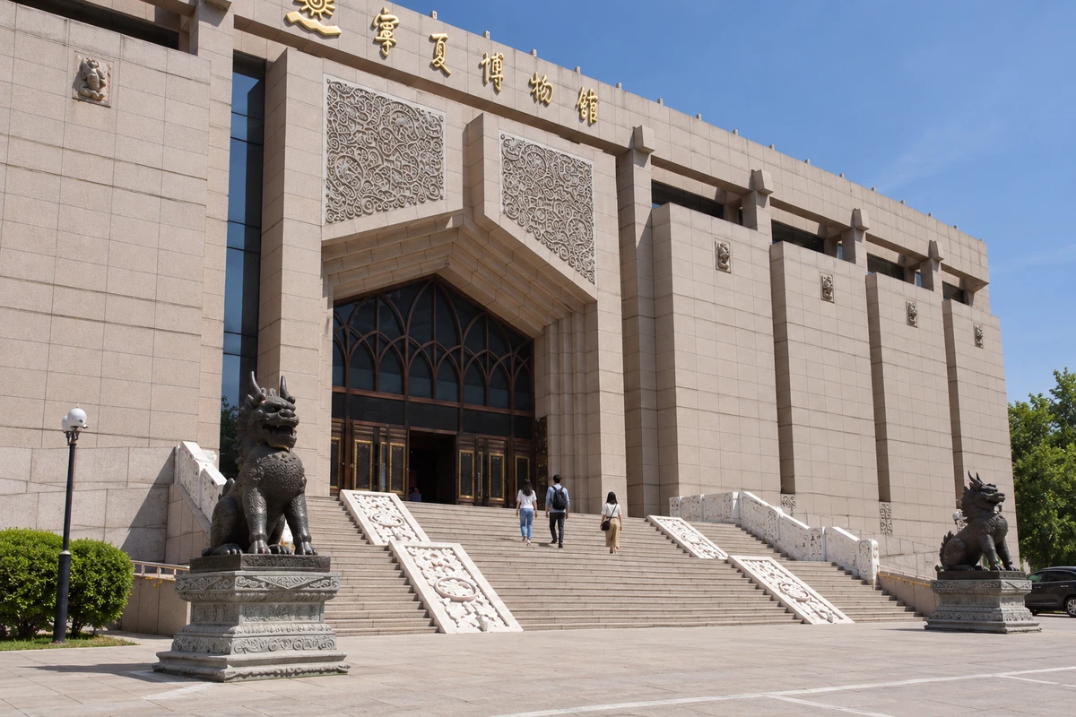 广场东侧的脚步：少量参观者走近人民广场东侧馆舍的实际入口，浅色石墙保持真实形态，人物仅为AI演绎。