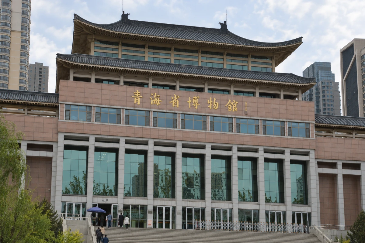 屋檐与玻璃的层次：西宁馆舍的传统屋檐、石材与玻璃入口在近景中展开，后方城市楼宇不被误作馆舍翼部。