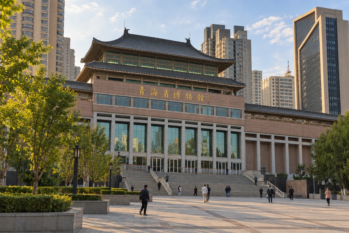 前场中的城市尺度：从稍偏一侧的前场看馆舍与周边楼宇的尺度关系，光影为策展演绎，不添加未知馆区。