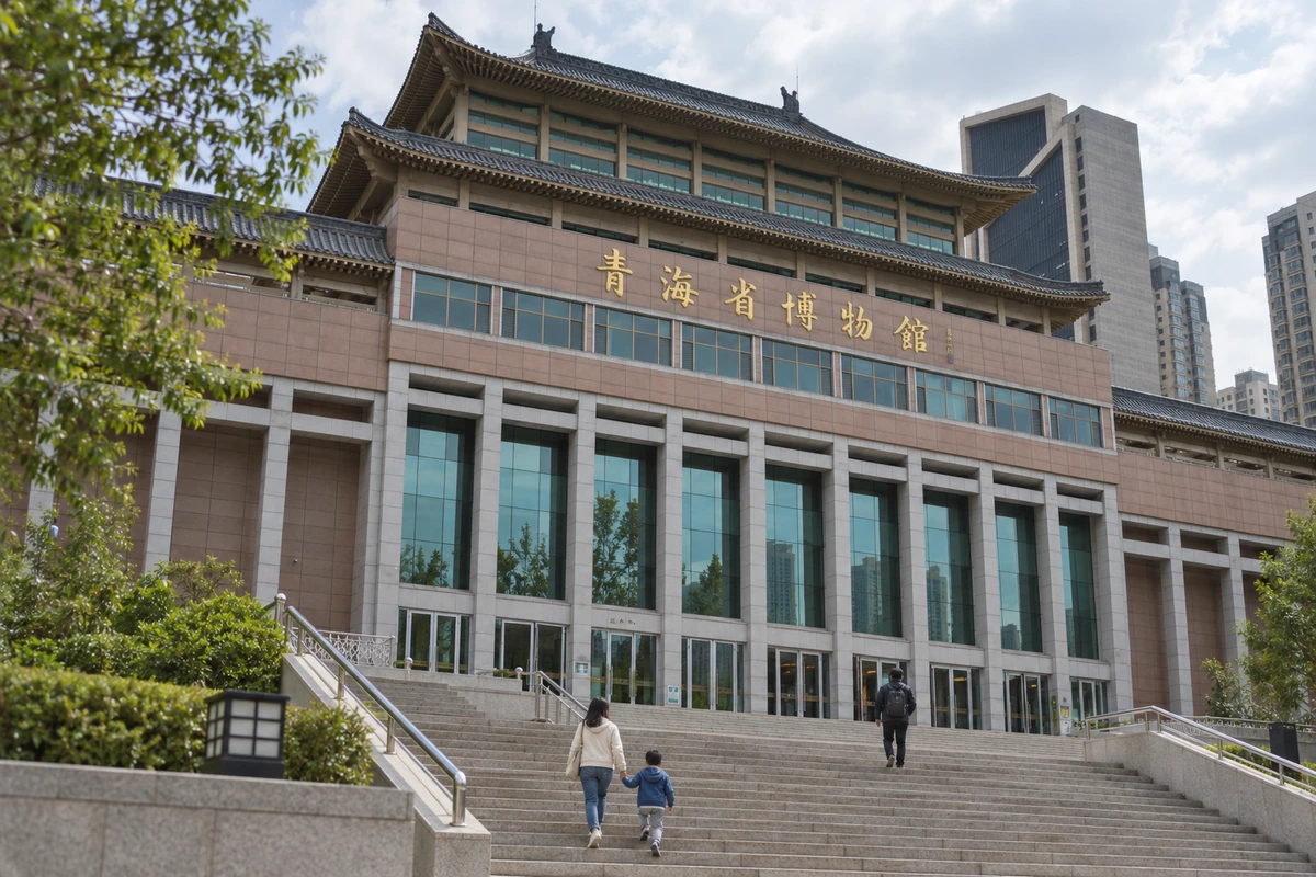 西宁馆前同行：参观者在现有台阶和广场自然同行，让屋檐与门廊获得人的尺度，活动不作真实事件记录。