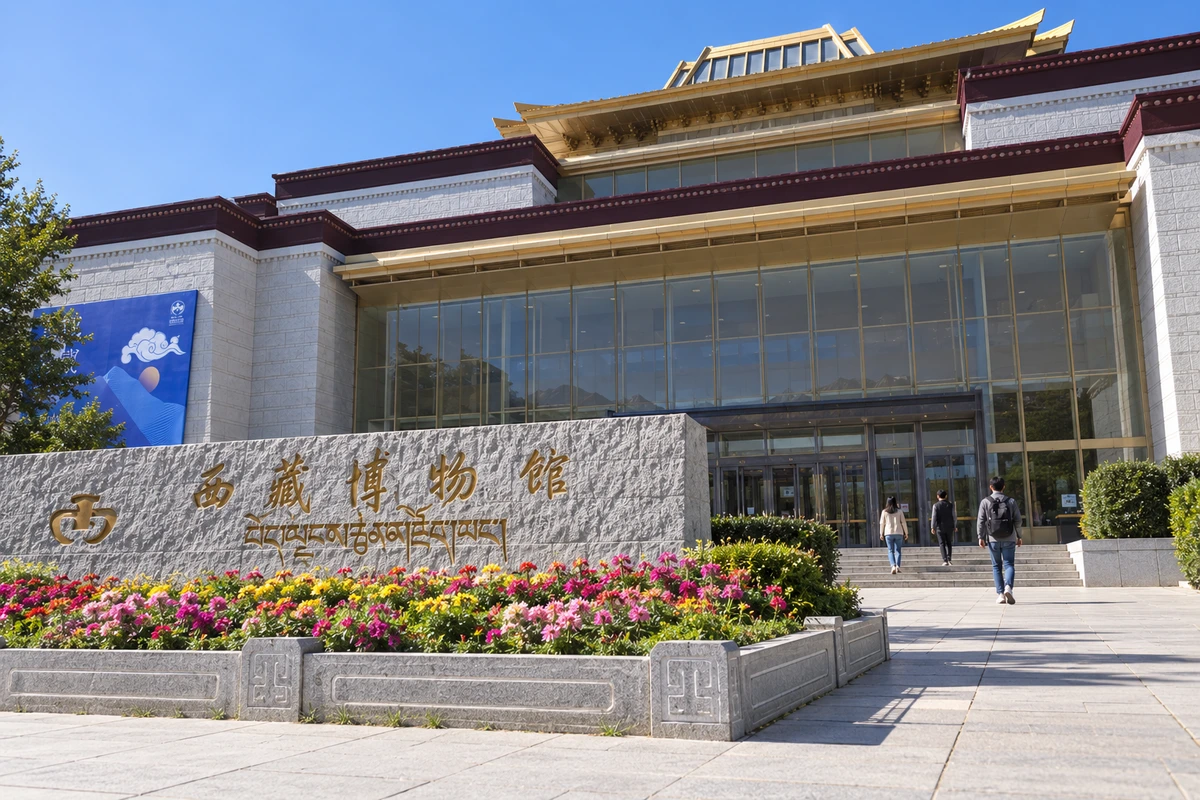 新馆前的停留：少量参观者在2022年馆舍前实际公共区域停留，人物与活动仅作策展演绎，保持保护与通行边界。